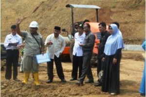 Kunjungan lapangan Komisi III DPRD Kuningan saat meninjau lokasi pembangunan Waduk Kuningan usai melihat kawasan Situ Cariang di Desa Cibingbin Kuningan.
